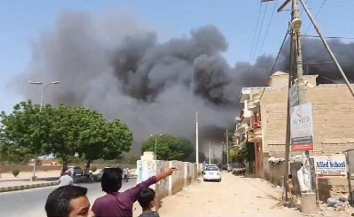 В Пакистані розбився літак 22 травня 2020 - фото та відео авіакатастрофи В Пакистані розбився літак 22 травня 2020 - фото та відео авіакатастрофи