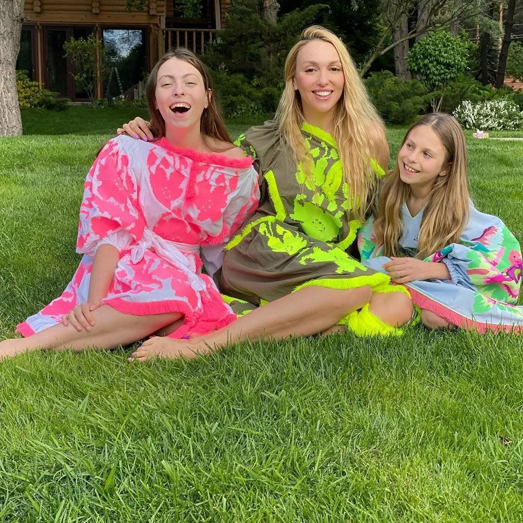 оля полякова з доньками оля полякова з доньками