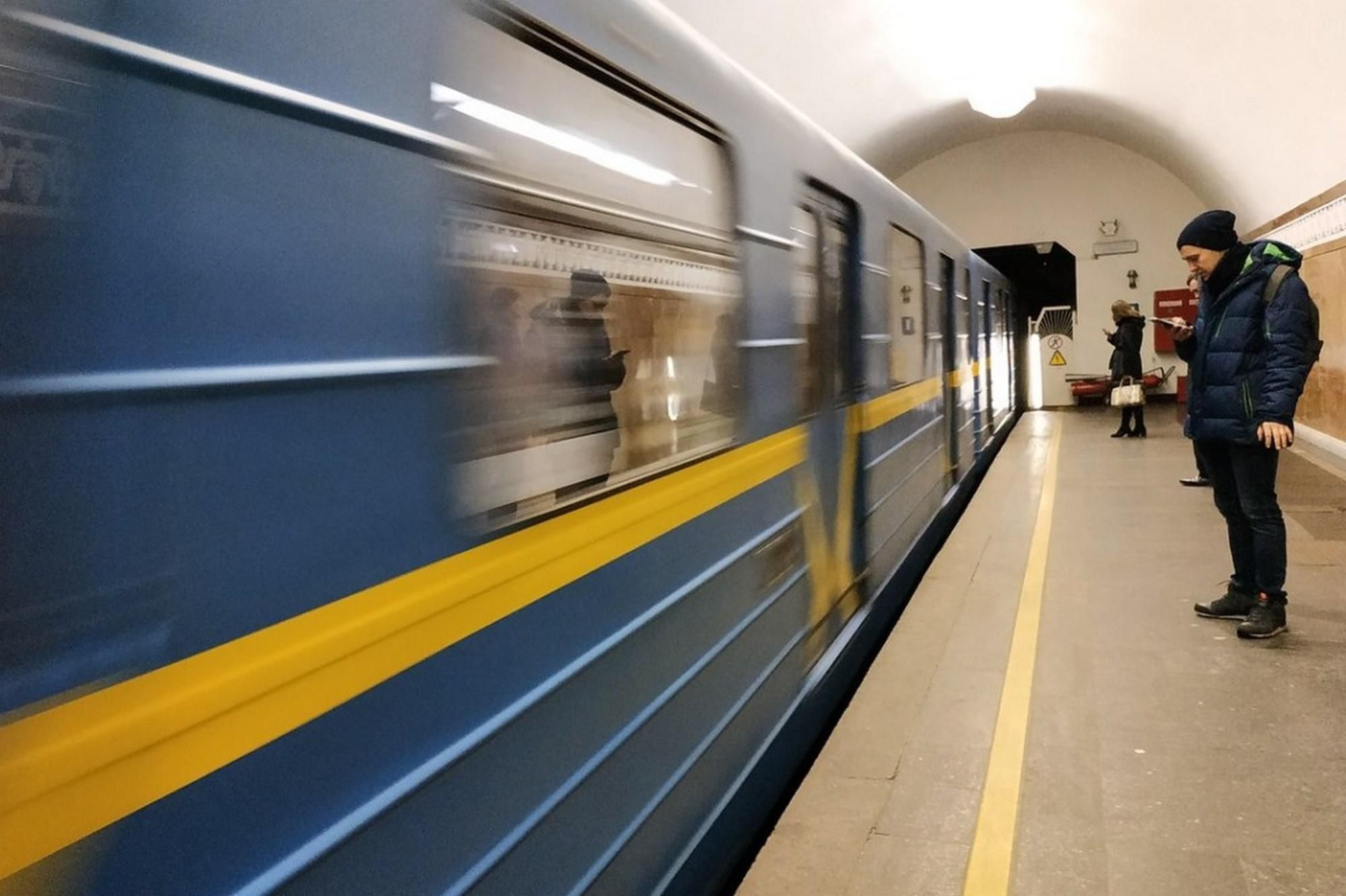 Метро у Києві: КМДА не буде обмежувати кількість пасажирів і перевіряти температуру Метро у Києві: КМДА не буде обмежувати кількість пасажирів і перевіряти температуру