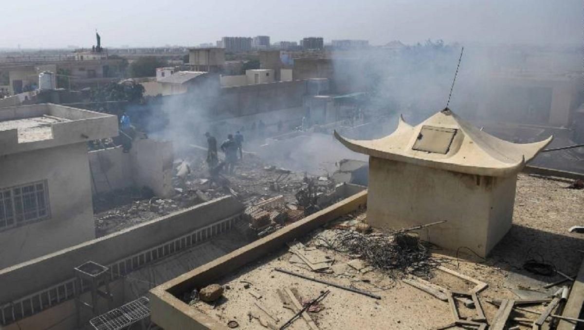 В Пакистане упал самолет 22 мая 2020 – погибли 107 человек В Пакистане упал самолет 22 мая 2020 – погибли 107 человек