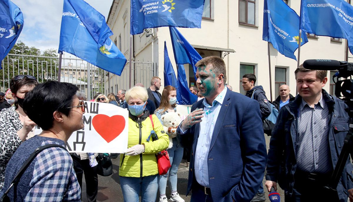 У Харкові голову ОПЗЖ облили зеленкою під час протесту медиків: фото, відео