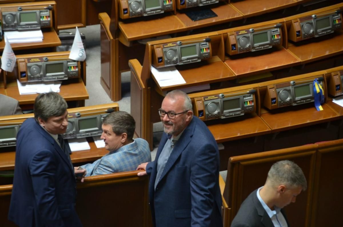 Суд відпустив ексдепутата під заставу у мільйон гривень, до цього він вже заплатив 15 мільйонів Суд відпустив ексдепутата під заставу у мільйон гривень, до цього він вже заплатив 15 мільйонів