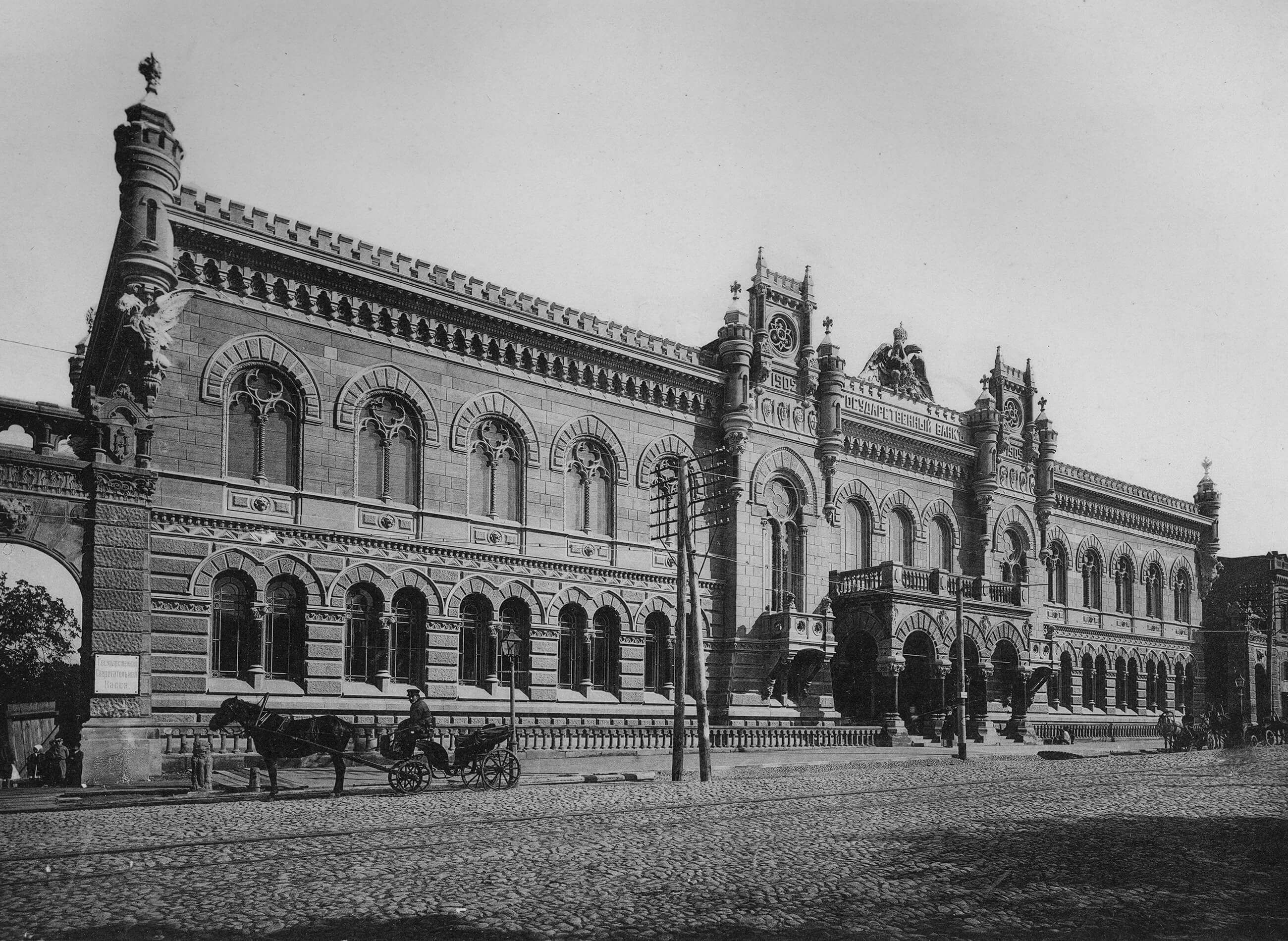 Сочетание готики и Возрождения: история здания Национального банка Украины – фото