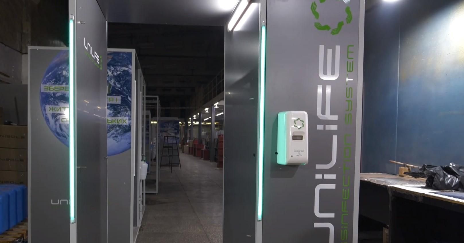 Стають у чергу замовники з кількох країн: у Харкові почали виробляти дезінфікуючі кабінки Стають у чергу замовники з кількох країн: у Харкові почали виробляти дезінфікуючі кабінки