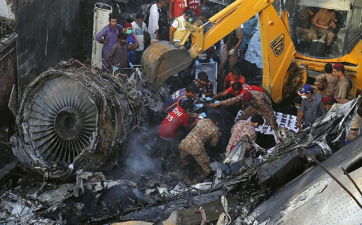 Авиакатастрофа в Пакистане: появилось видео  момента аварии