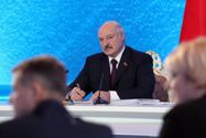 Не надо перед россиянами становиться на колени, нам нужна своя ракета, – Лукашенко