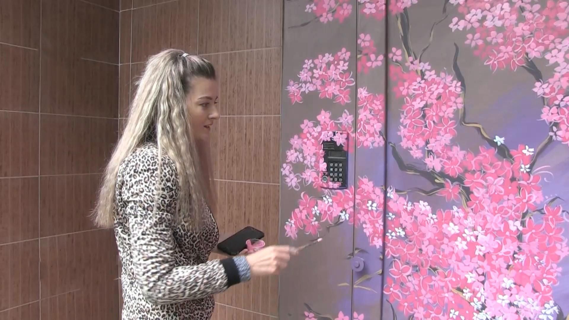 На карантине художница начала расписывать двери подъездов: удивительные работы На карантине художница начала расписывать двери подъездов: удивительные работы