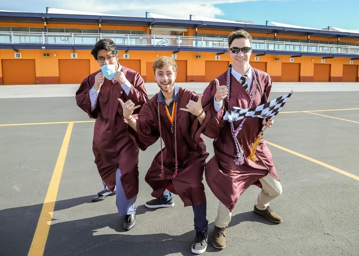 Незвичайний випускний: церемонію у США провели на автотреку – шалені фото та відео Незвичайний випускний: церемонію у США провели на автотреку – шалені фото та відео