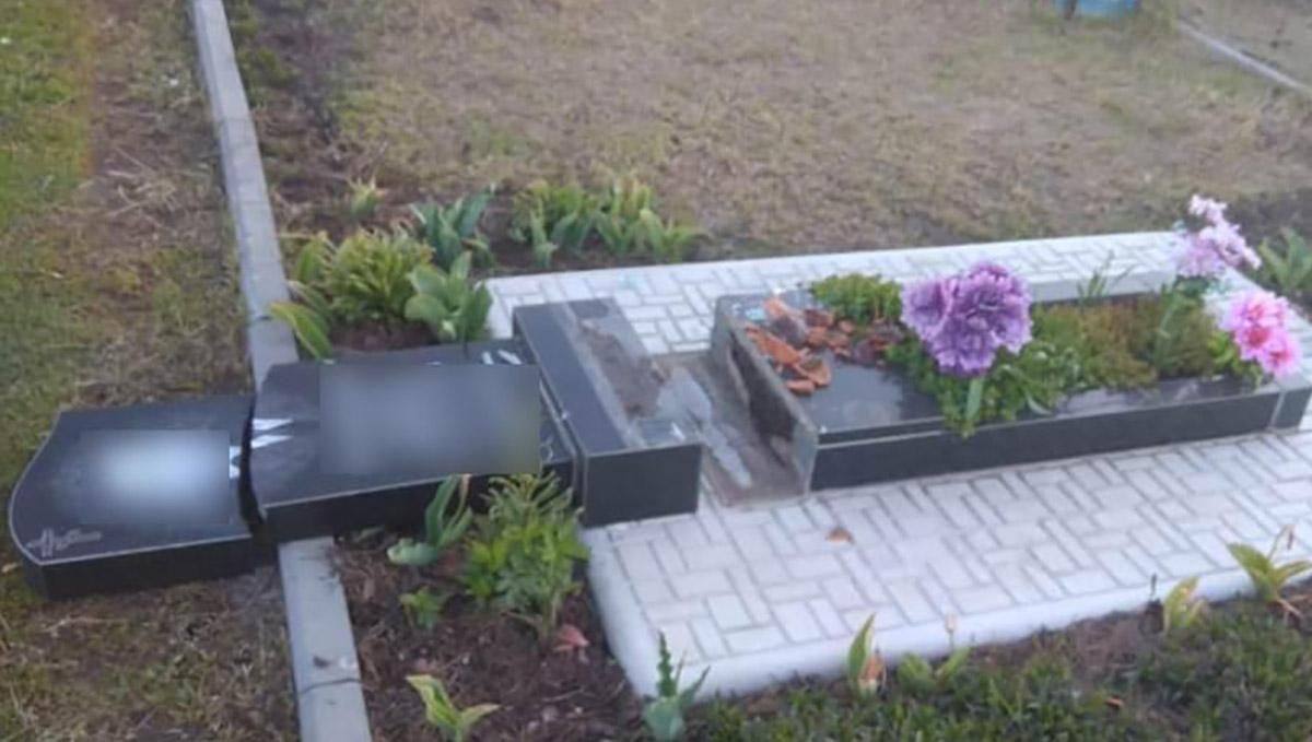 На Харківщині троє дітей влаштували погроми на могилах: обурливі фото