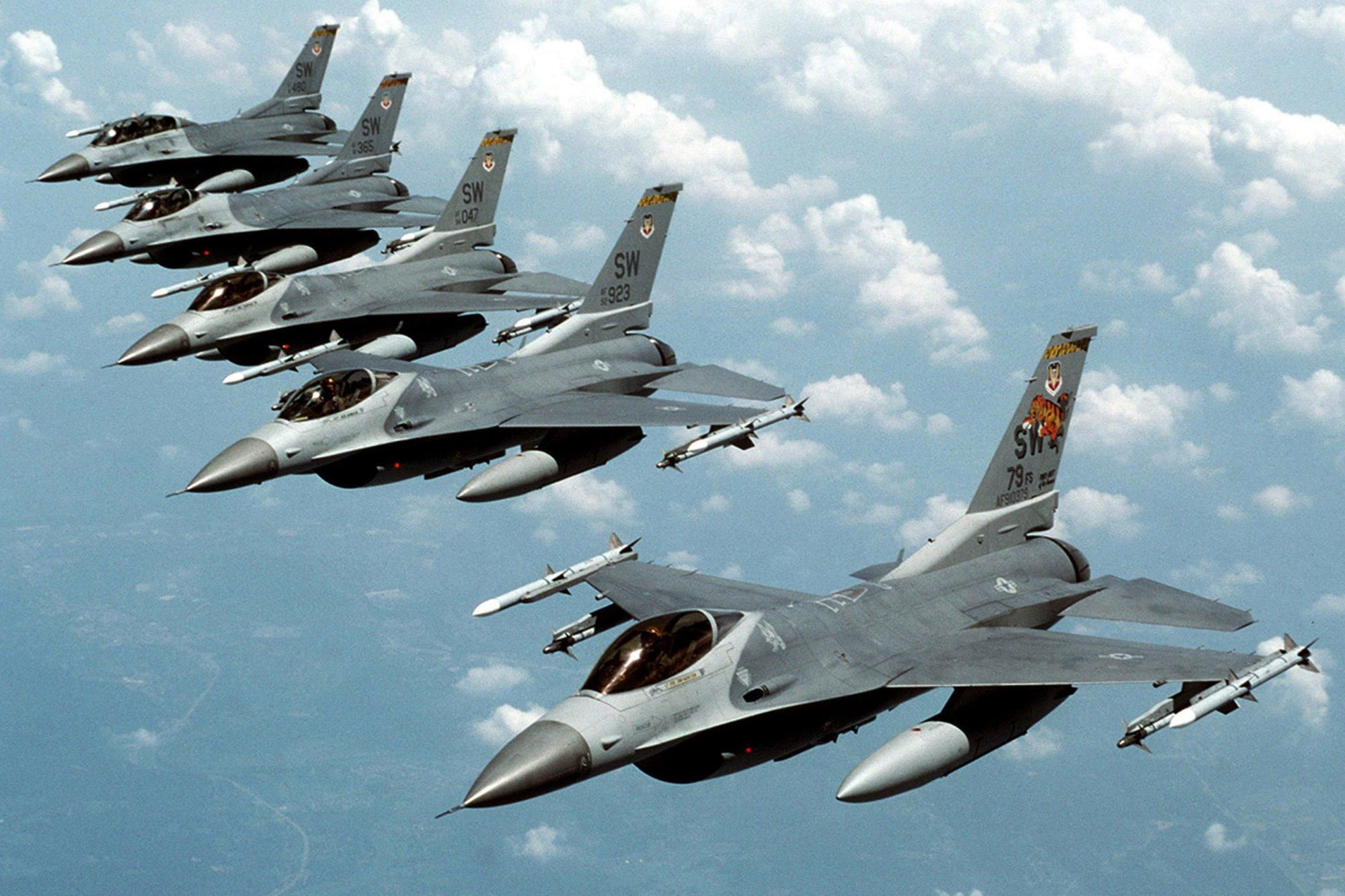 Военные самолеты крыма. Ф 16 истребитель. F 16 Falcon. General Dynamics f-16. General Dynamics f-16 Fighting Falcon.