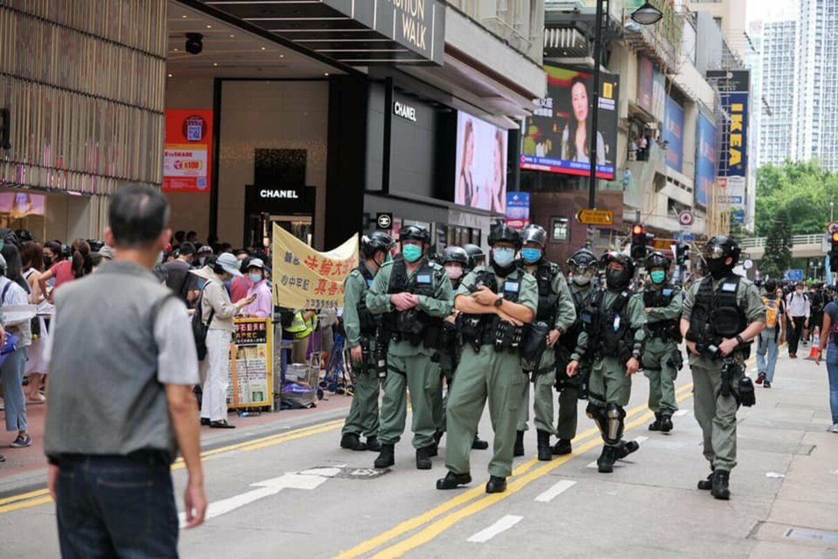 В Гонконге против толпы митингующих полиция применила слезоточивый газ: видео В Гонконге против толпы митингующих полиция применила слезоточивый газ: видео
