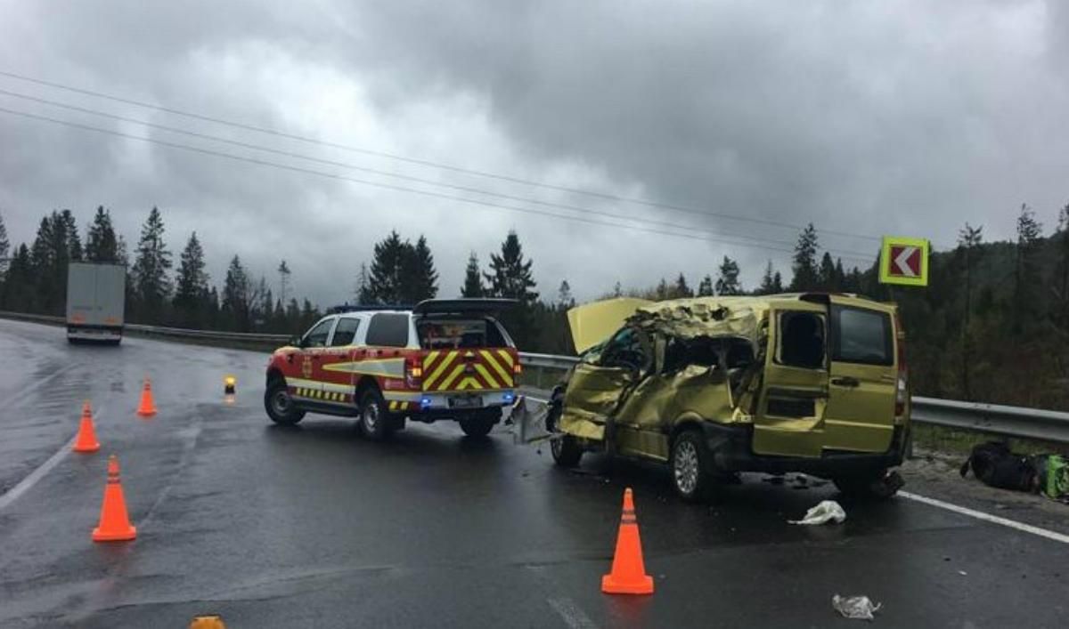 Аварія вантажівки та мікроавтобуса на Львівщині: четверо осіб загинуло на місці – фото (18+) Аварія вантажівки та мікроавтобуса на Львівщині: четверо осіб загинуло на місці – фото (18+)
