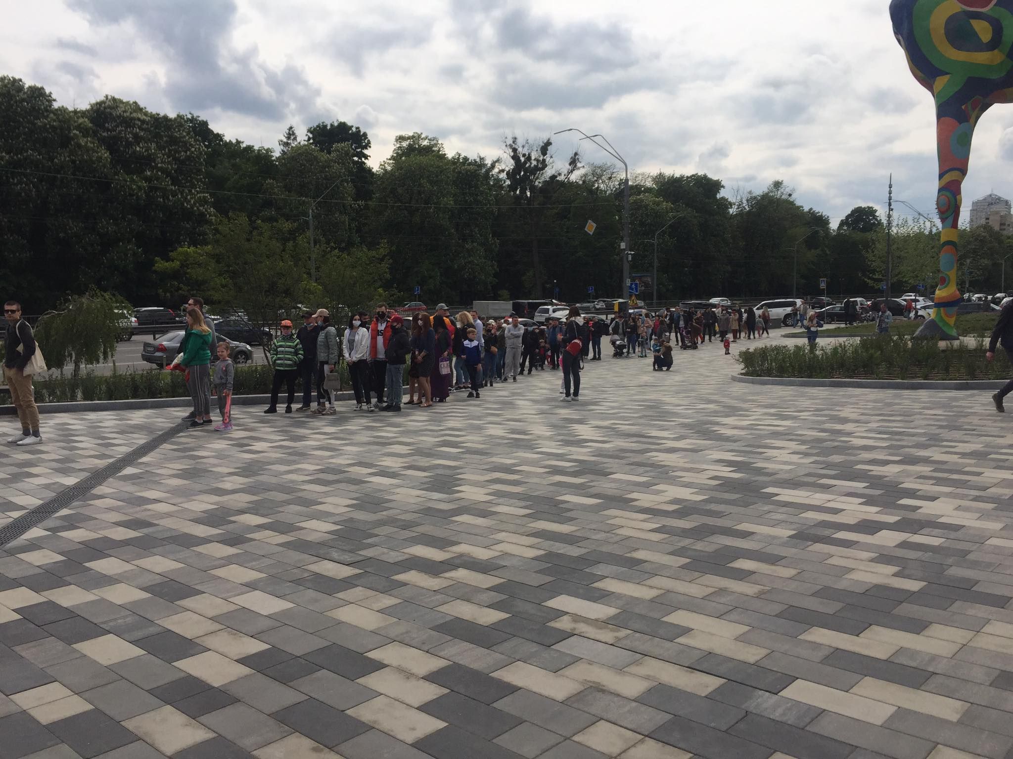 Черга шокує, дистанції не дотримуються: у Києві запрацював зоопарк – фото, відео Черга шокує, дистанції не дотримуються: у Києві запрацював зоопарк – фото, відео