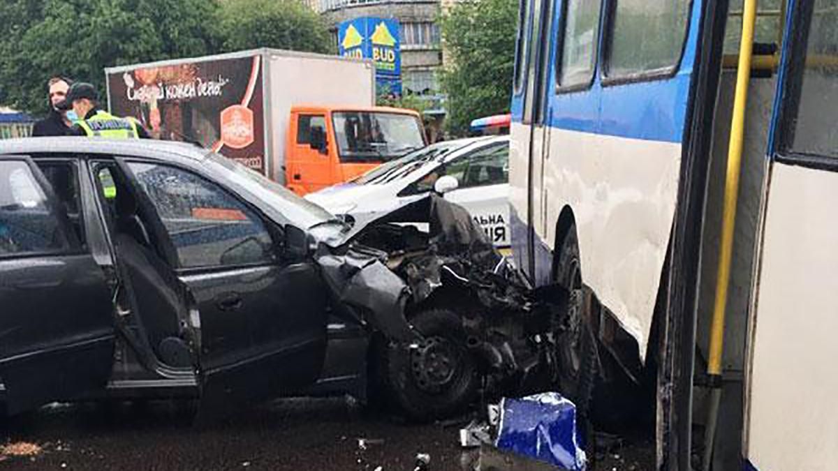 В Ровно легковушка протаранила троллейбус: есть пострадавшие