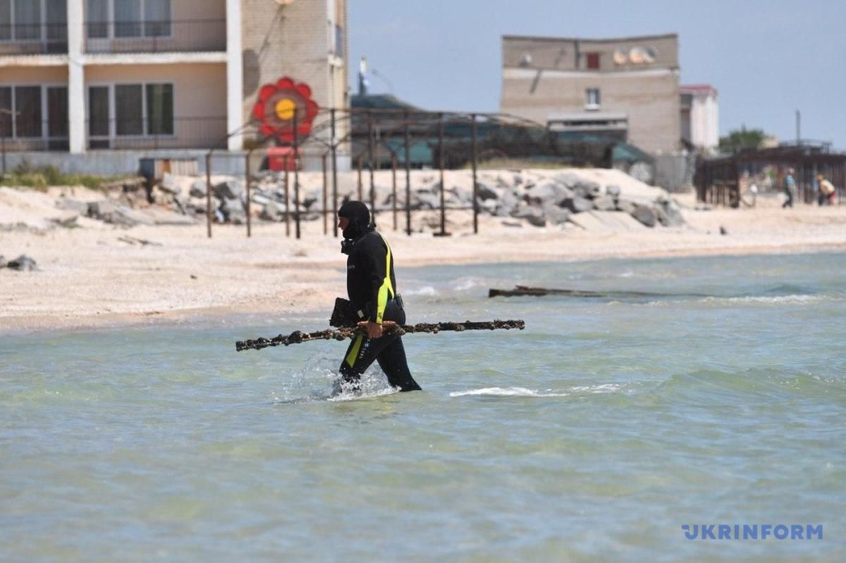 Підготовка до літнього сезону: водолази розчищають дно моря на азовських курортах