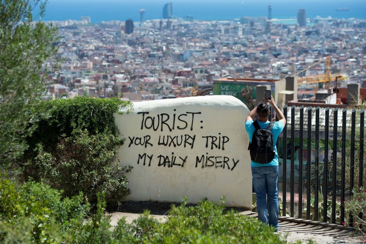 Испания ослабляет карантин: открываются пляжи и бары