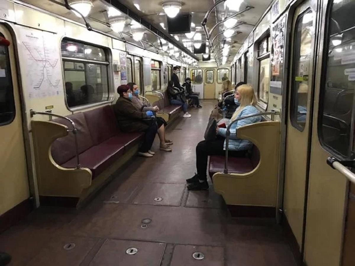 Відкриття метро у Києві: працівники не впустили першого пасажира