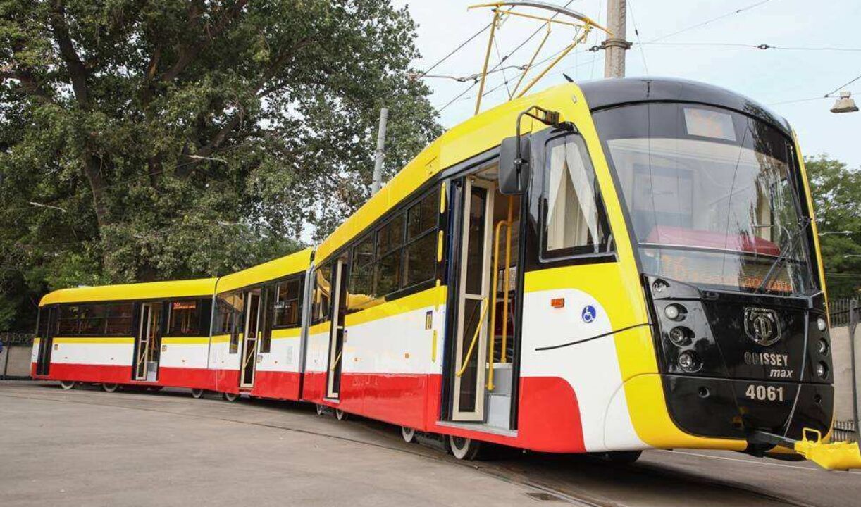 В Одессе коммунальщики окропили трамвай из ведра вместо дезинфекции: возмутительное видео В Одессе коммунальщики окропили трамвай из ведра вместо дезинфекции: возмутительное видео