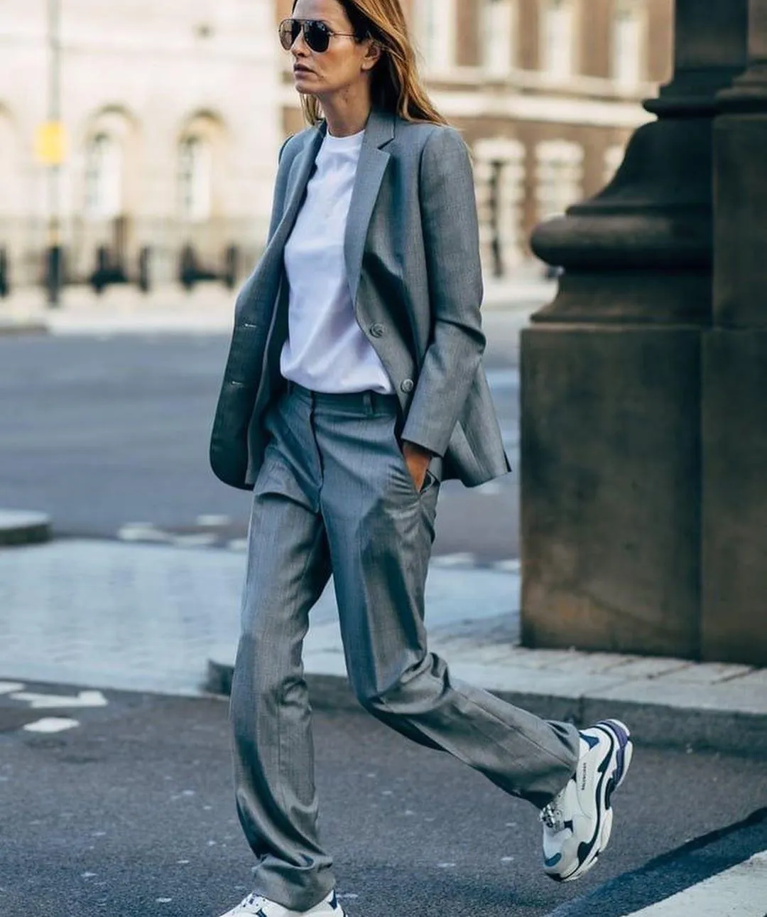 Штанний костюм у поєднанні з футболкою Штанний костюм у поєднанні з футболкою