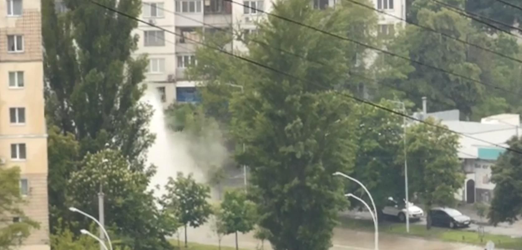 Прорыв трубы в Голосеевском районе 26 мая 2020 – видео