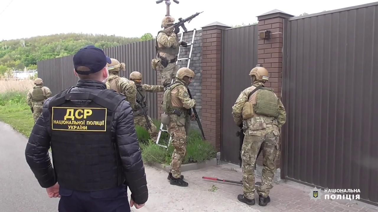 Штурм дома криминального авторитета Недзельского: видео, фото Штурм дома криминального авторитета Недзельского: видео, фото