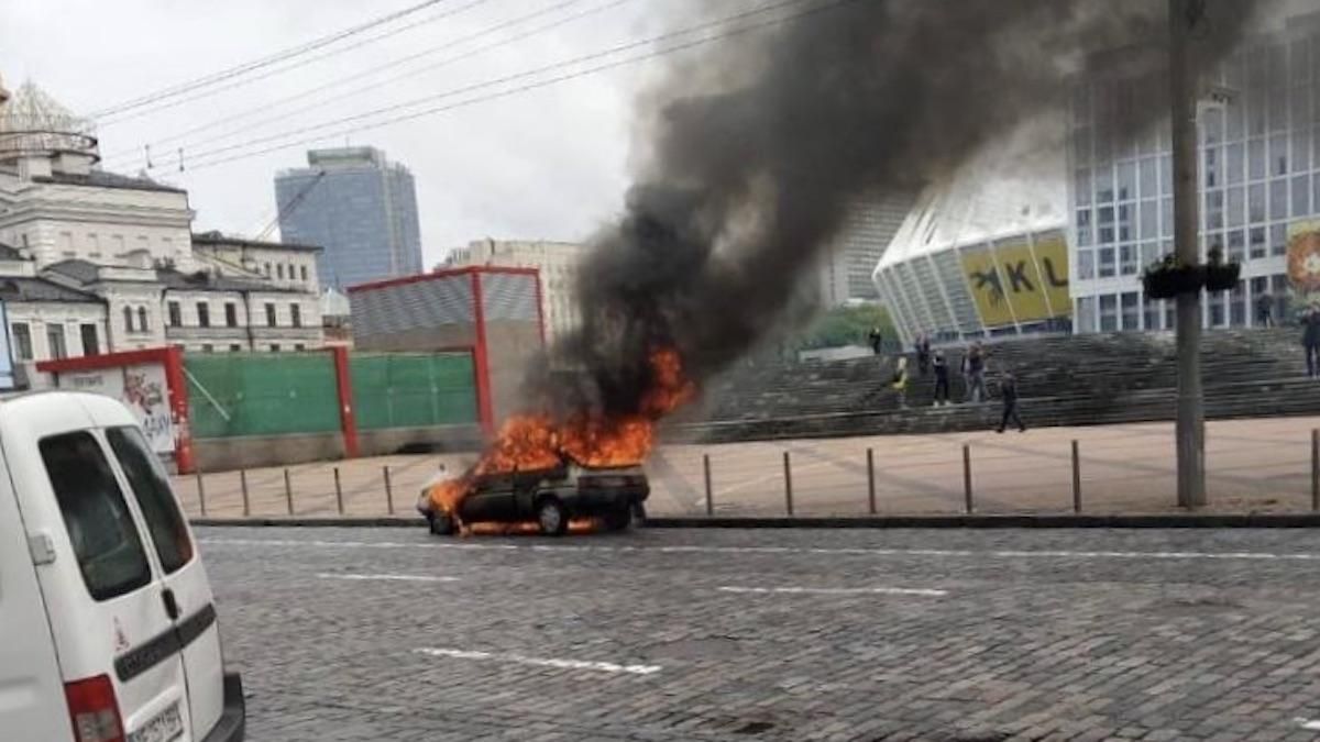 Біля Олімпійської у Києві згоріла машина: фото, відео