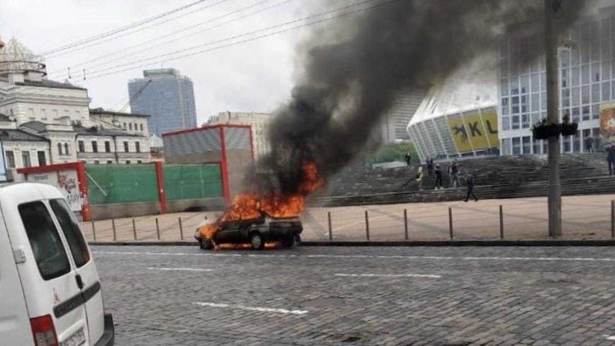 В центре Киева внезапно сгорела машина: фото, видео