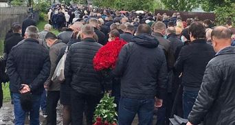 На Черниговщине сотни людей пришли на прощание с депутатом Давыденко: фото