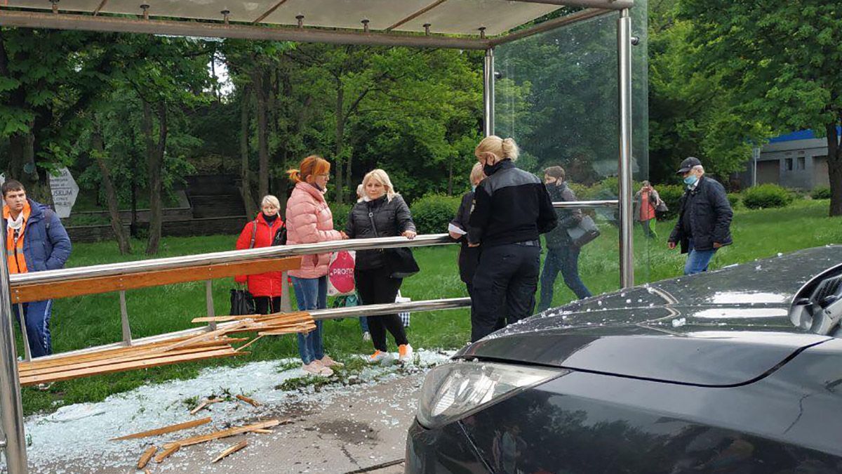 В Киеве авто на скорости влетело в остановку, есть пострадавший: фото