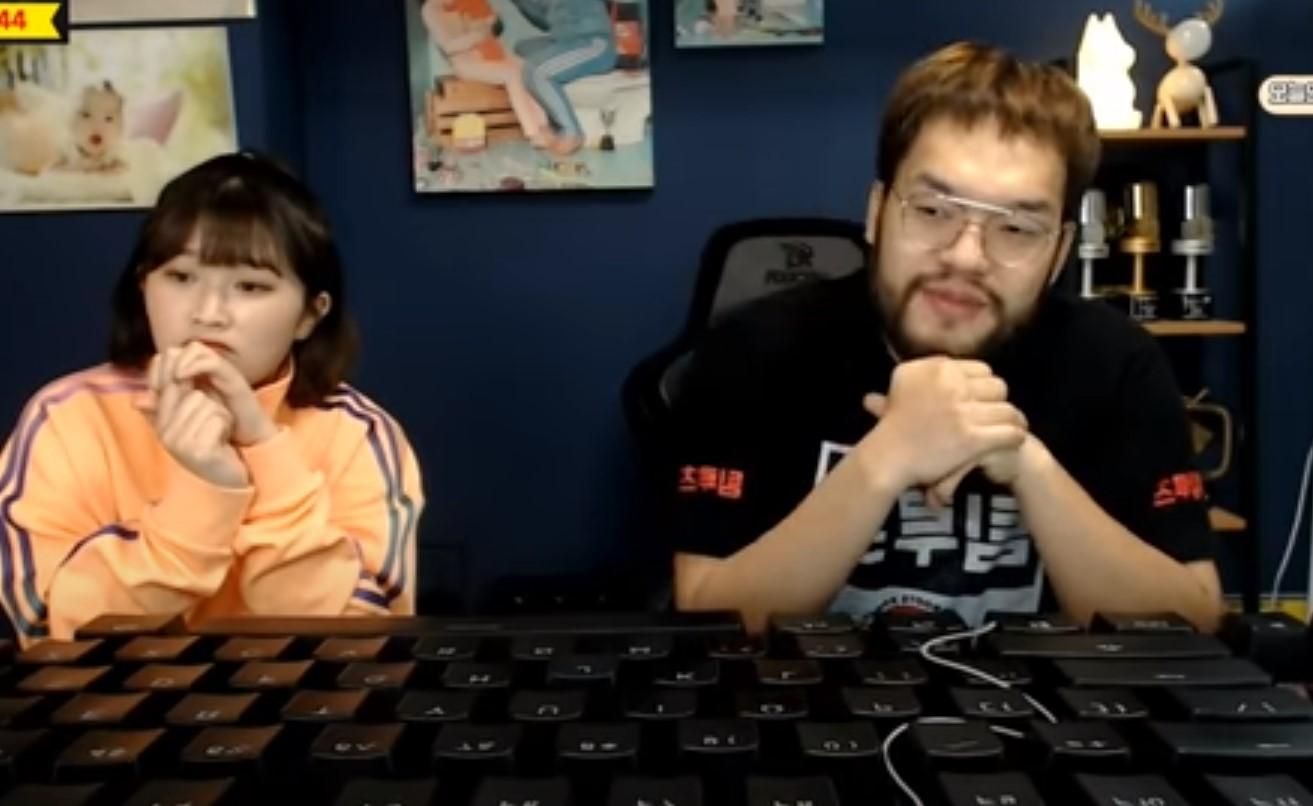 Киберспортсмен сыграл на гигантской клавиатуре – смешное видео Киберспортсмен сыграл на гигантской клавиатуре – смешное видео