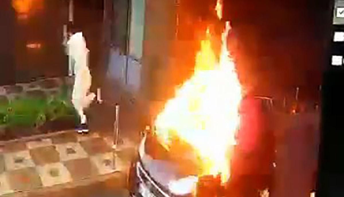 Стрілянина у Києві: зловмисники підпалили власне авто і ледь не згоріли – відео
