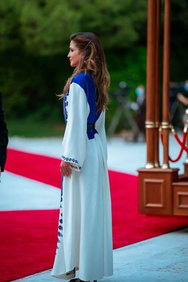 Королева Йорданії у вишитій сукні 