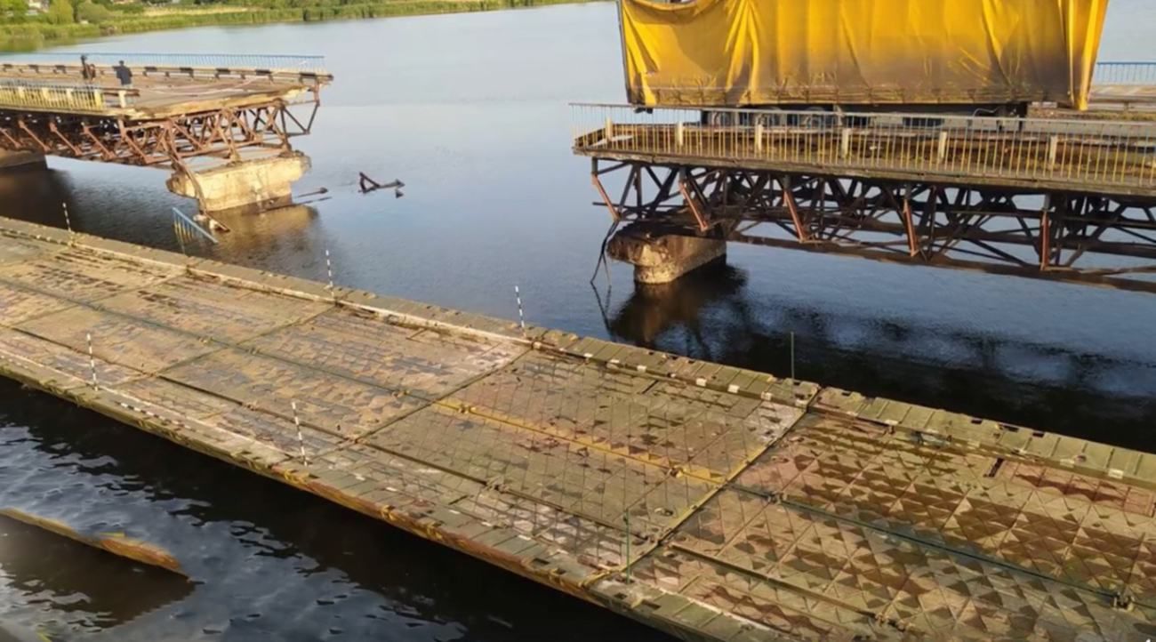 На Днепропетровщине возвели переправу вместо моста, который рухнул На Днепропетровщине возвели переправу вместо моста, который рухнул
