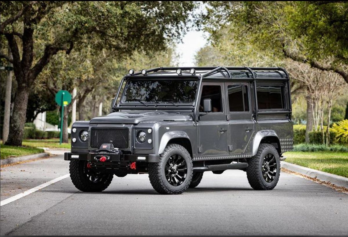 Land Rover Defender превратили в роскошный электрокар с мотором от Tesla: фото Land Rover Defender превратили в роскошный электрокар с мотором от Tesla: фото