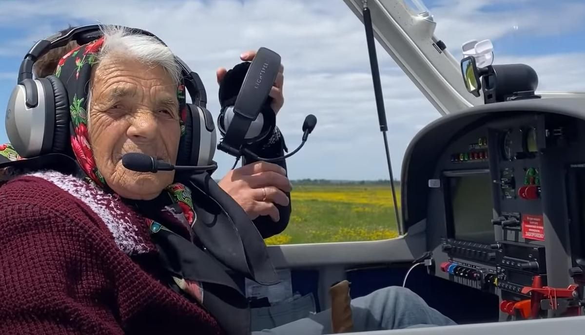 Ребенок на самолете с бабушкой. Бабушка в самолете. Старушка в самолете. Бабуля в полете. Бабуля в самолете Украина.