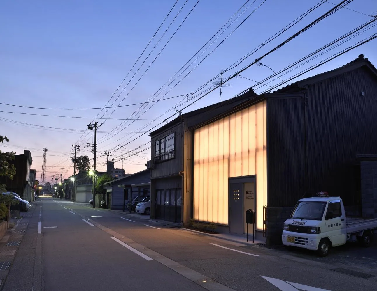 Освітлення будинку нагадує ліхтарик / фото: Archdaily Освітлення будинку нагадує ліхтарик / фото: Archdaily