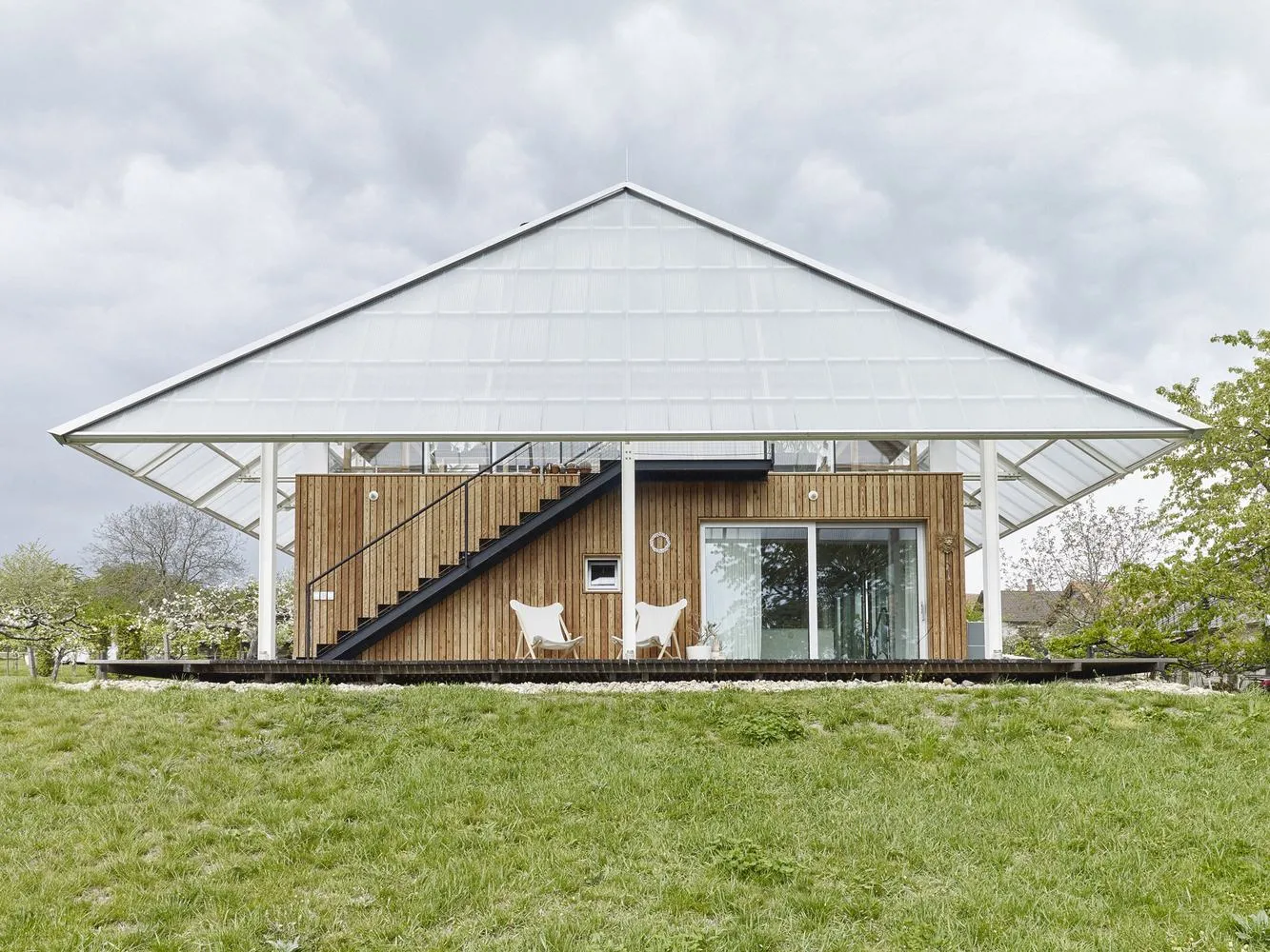 Будиночок віддалено нагадує гриб / фото: Archdaily Будиночок віддалено нагадує гриб / фото: Archdaily