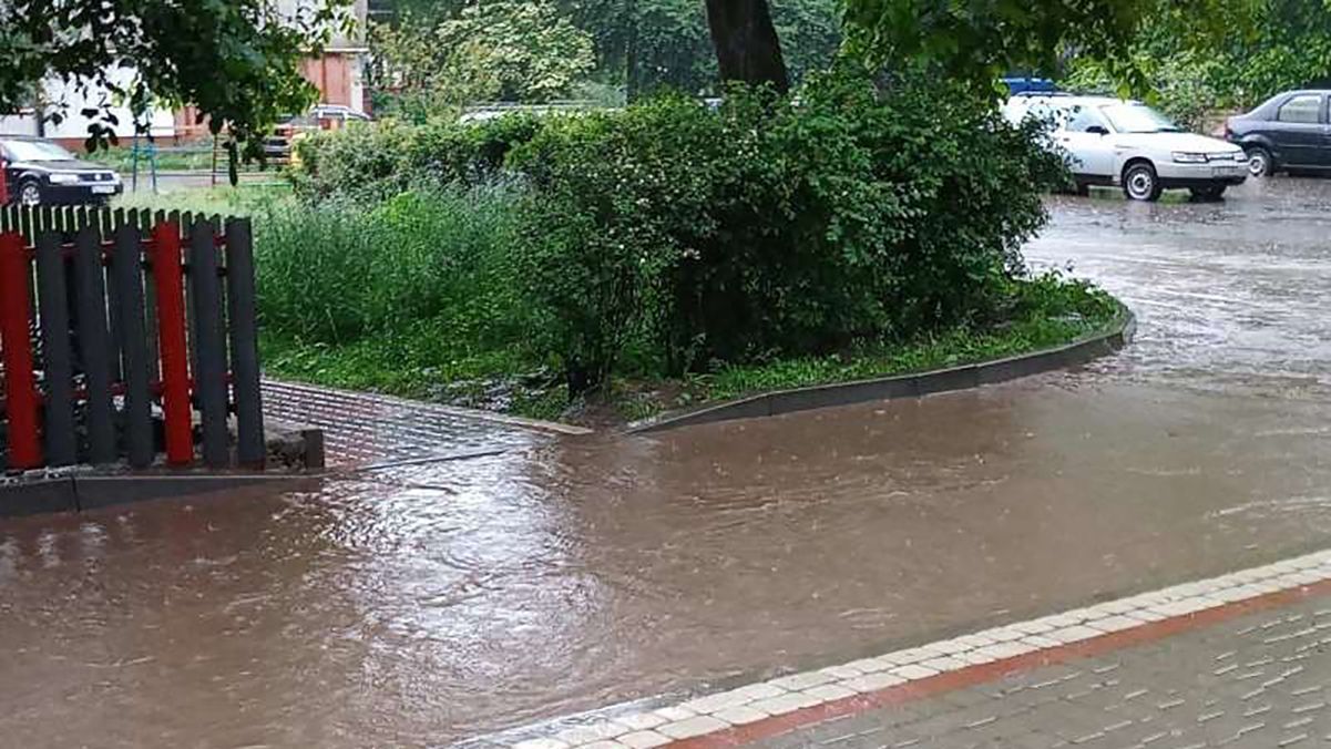 Україною пронеслася потужна злива з рясним градом: які регіони постраждали – фото, відео Україною пронеслася потужна злива з рясним градом: які регіони постраждали – фото, відео