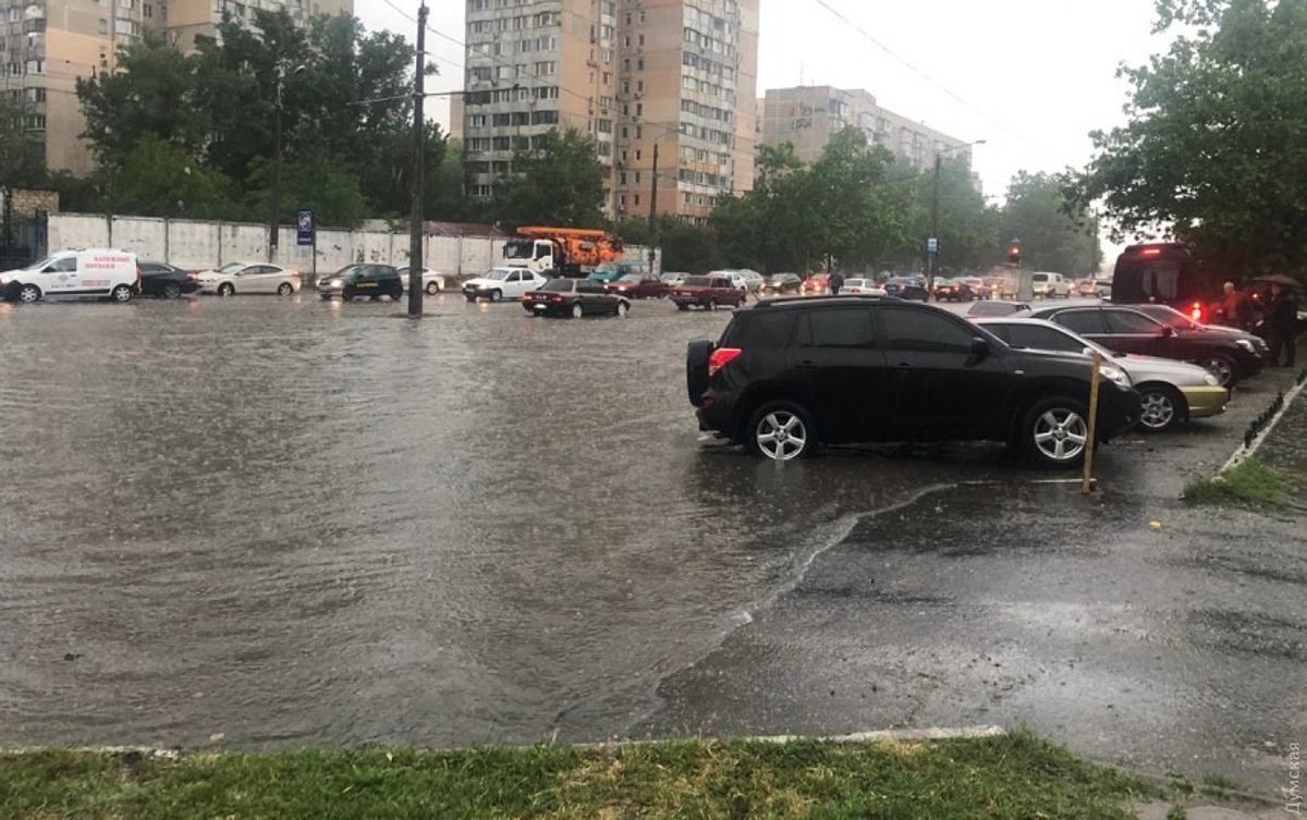 Злива в Одесі 28 травня 2020 - затоплені вулиці фото і відео