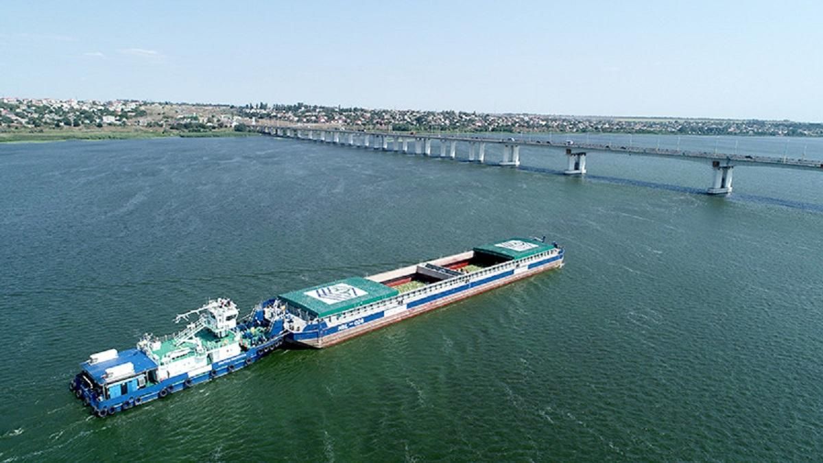 Баржа з кавунами прямує до Києва Баржа з кавунами прямує до Києва