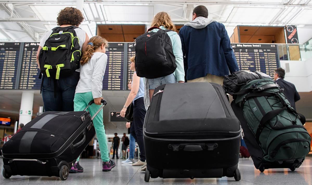 Україна обмежує виїзд громадян за кордон, знову заявили в Посольстві Британії Україна обмежує виїзд громадян за кордон, знову заявили в Посольстві Британії