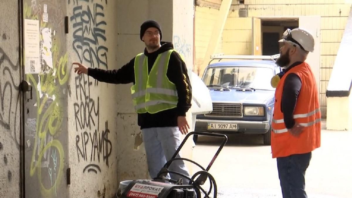 Києве, мий: четвірка киян вирішили відмити столицю від бруду, який залишився ще з 90-х років Києве, мий: четвірка киян вирішили відмити столицю від бруду, який залишився ще з 90-х років