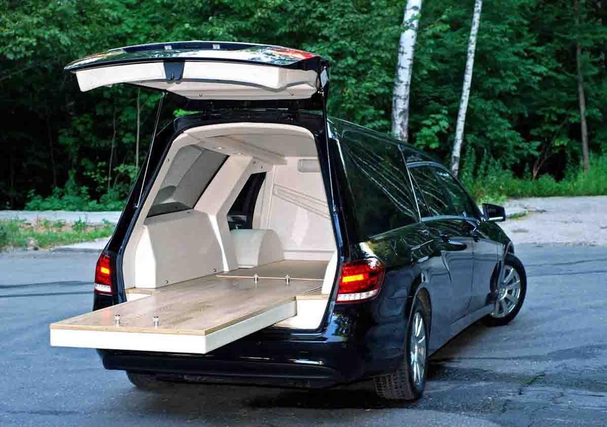 У Харкові комунальники планують купити елітний катафалк за 5 мільйонів У Харкові комунальники планують купити елітний катафалк за 5 мільйонів