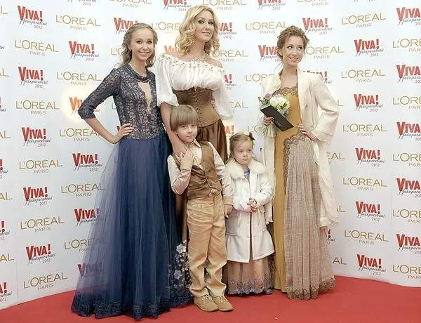 Дві старші доньки Сніжани Єгорової Дві старші доньки Сніжани Єгорової