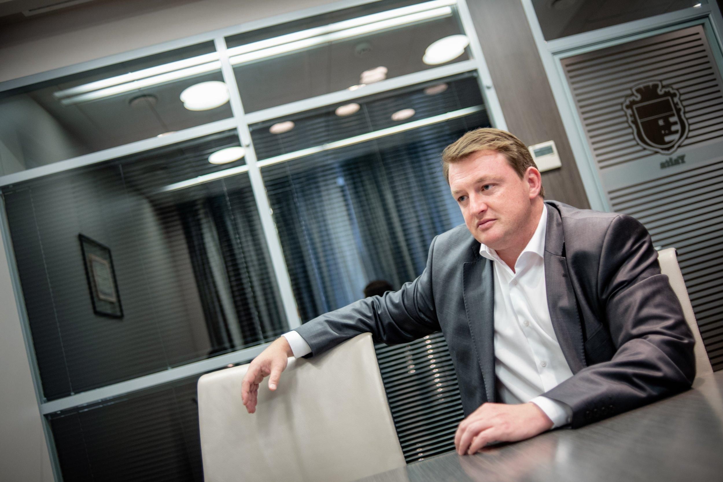 Парад увольнений и жалобы на кадровый голод: чем грозит такая политика Зеленского Парад увольнений и жалобы на кадровый голод: чем грозит такая политика Зеленского