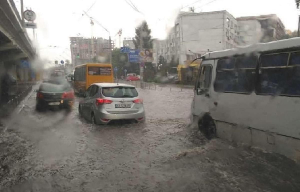 Автомобілі плавають по дорогах: Київ знову затопило