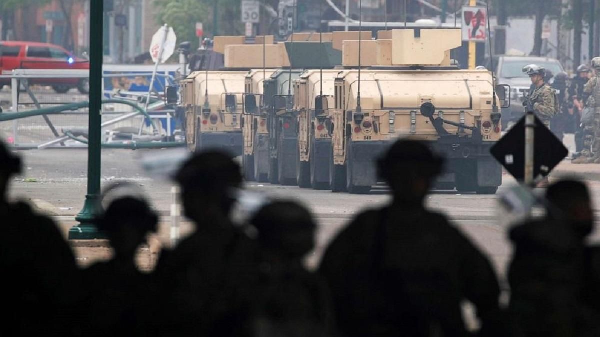 Из-за протестов в США впервые за 28 лет вывели армию на улицы: видео Из-за протестов в США впервые за 28 лет вывели армию на улицы: видео