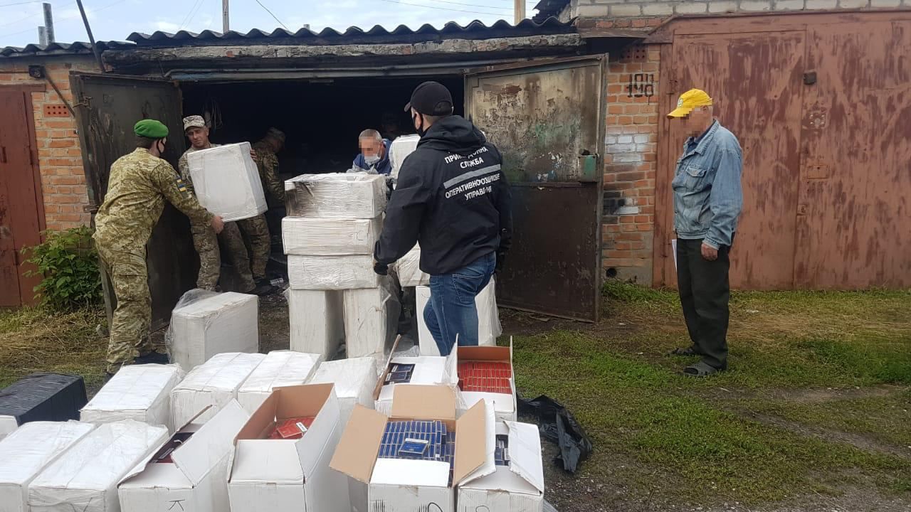 Сигарети з Росії на понад мільйон гривень: нелегальний склад виявили на Харківщині Сигарети з Росії на понад мільйон гривень: нелегальний склад виявили на Харківщині
