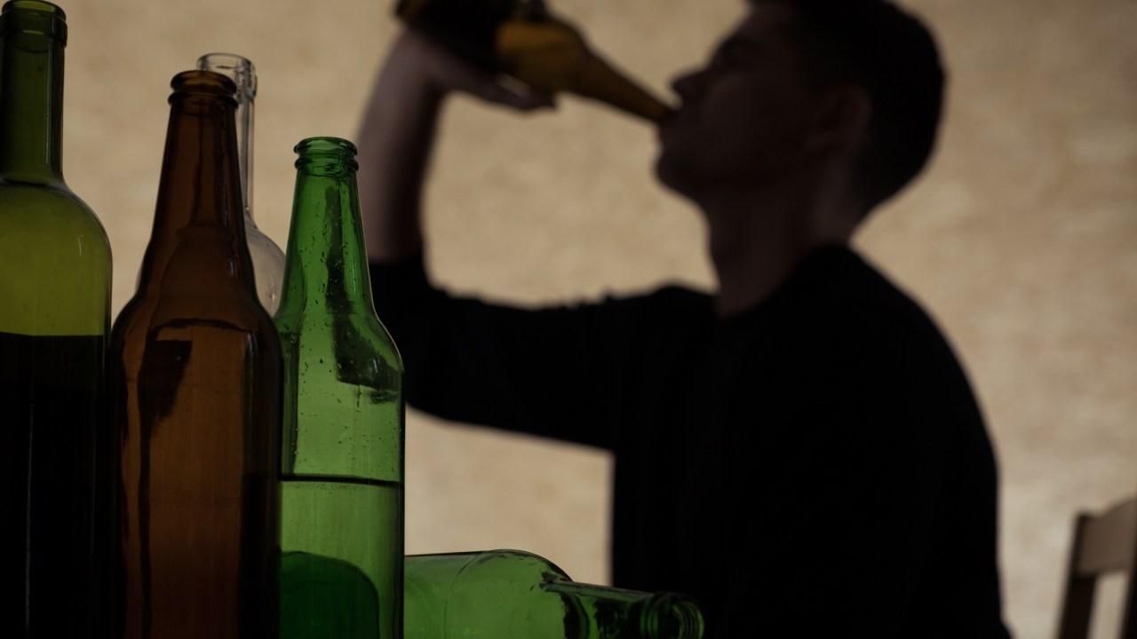 П'яні підлітки побили вчителя у Харкові: відео 18+