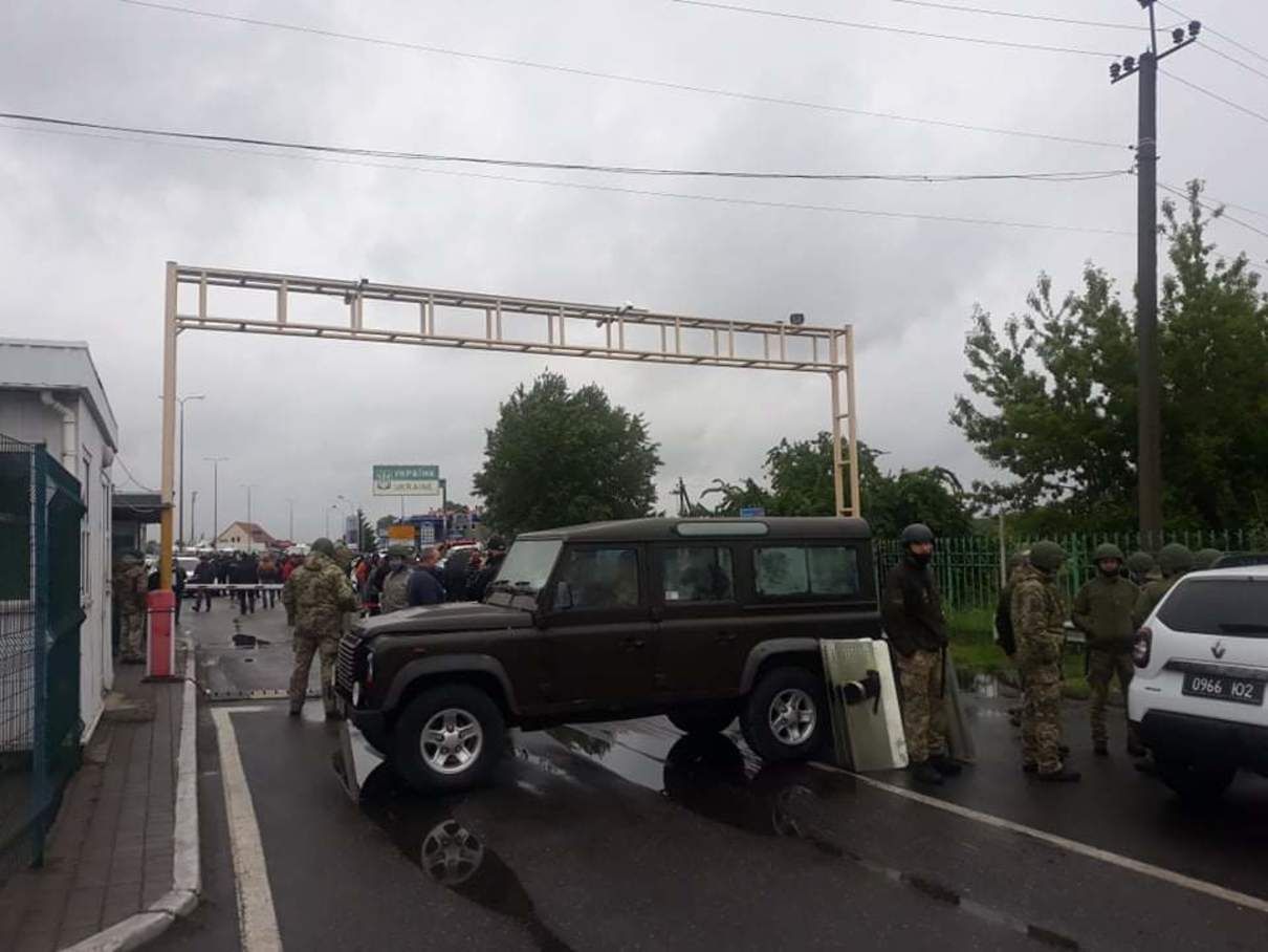 Перевізники заблокували КПП Тиса через перевірки посилок